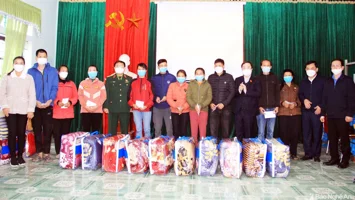 Phó Chủ nhiệm Ủy ban Văn hoá - Giáo dục của Quốc hội trao quà Tết hỗ trợ hộ nghèo miền núi