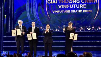 Ba nhà khoa học phát minh công nghệ mRNA nhận giải thưởng khoa học VinFuture