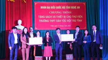 Đoàn Đại biểu Quốc hội tỉnh thăm, tặng quà tại Trường THPT Dân tộc Nội trú