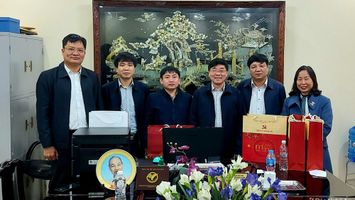Đồng chí Nguyễn Văn Thông thăm, chúc Tết Trường Trung cấp Kinh tế - Kỹ thuật thành phố Vinh