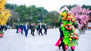 Chánh án Tòa án nhân dân tối cao Nguyễn Hòa Bình dâng hương tại Khu Di tích Kim Liên