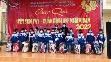 Đoàn Đại biểu Quốc hội tỉnh Nghệ An trao quà Tết tại các địa phương