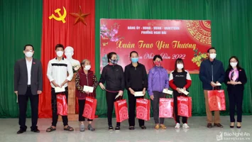 Đoàn đại biểu Quốc hội tỉnh trao quà Tết cho các hộ dân khó khăn ở thị xã Cửa Lò