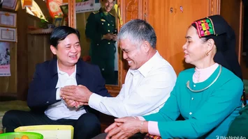 Bí thư Tỉnh ủy Thái Thanh Quý thăm, chúc Tết đồng bào, chiến sỹ tại huyện Con Cuông