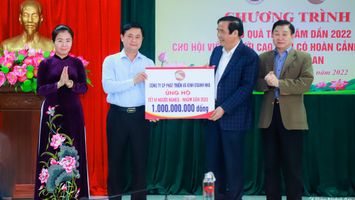 ​Chủ tịch Hội Người cao tuổi Việt Nam trao tặng quà Tết tại Nghệ An
