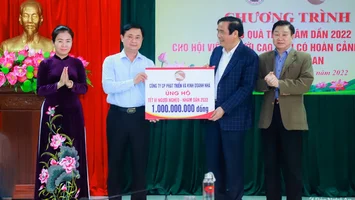 ​Chủ tịch Hội Người cao tuổi Việt Nam trao tặng quà Tết tại Nghệ An