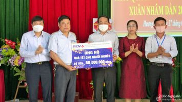 Phó Chủ tịch Thường trực UBND tỉnh trao quà Tết tại Tân Kỳ ​