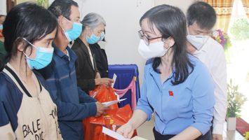 100% hộ nghèo ở Nghệ An được hỗ trợ quà Tết