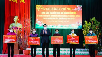 Chủ tịch Quốc hội Vương Đình Huệ tặng quà Tết cho người nghèo tại Nghệ An