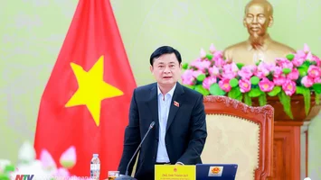 Đại biểu Quốc hội thảo luận tại tổ về Dự án đường bộ cao tốc Bắc - Nam phía Đông