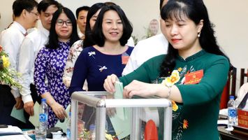 Những trường hợp lãnh đạo, quản lý được kéo dài tuổi nghỉ hưu