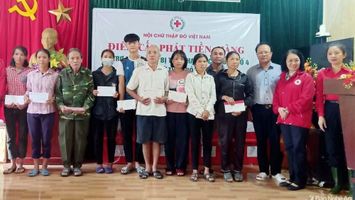 Hội Chữ thập đỏ Việt Nam thăm hỏi, hỗ trợ các gia đình bị thiệt hại do mưa lũ ở huyện Thanh Chương