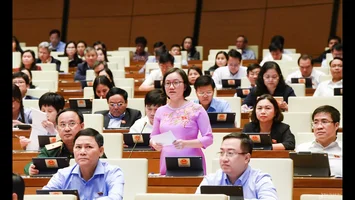 Đại biểu Thái Thị An Chung - Ủy viên Ban Chấp hành Đảng bộ tỉnh, Phó Trưởng đoàn chuyên trách Đoàn ĐBQH tỉnh Nghệ An phát biểu thảo luận về dự án Luật Thực hiện dân chủ cơ sở.