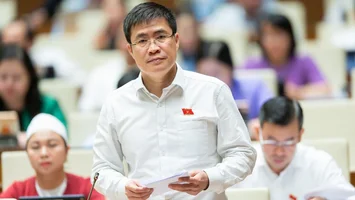 Đại biểu Hoàng Minh Hiếu chỉ ra sự lãng phí khi có nhiều ứng dụng, phần mềm về hành chính, dịch vụ công
