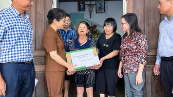 Đoàn ĐBQH tỉnh thăm hỏi, động viên người dân bị thiệt hại do mưa lụt tại huyện Quỳnh Lưu và thị xã Hoàng Mai