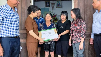 Đoàn ĐBQH tỉnh thăm hỏi, động viên người dân bị thiệt hại do mưa lụt tại huyện Quỳnh Lưu và thị xã Hoàng Mai