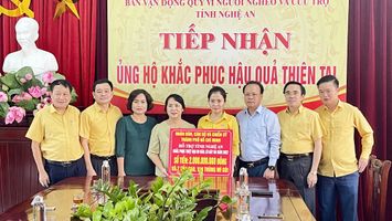 Thành phố Hồ Chí Minh trao 2 tỷ đồng hỗ trợ nhân dân Nghệ An khắc phục hậu quả thiên tai