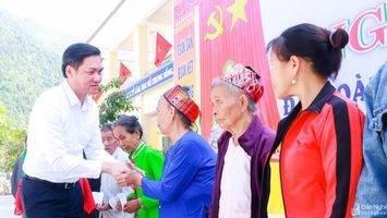 Phó Bí thư Tỉnh ủy Hoàng Nghĩa Hiếu chung vui ngày hội Đại đoàn kết cùng đồng bào các dân tộc vùng cao Tương Dương