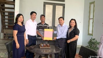 Phó Chủ tịch Thường trực UBND tỉnh dự Ngày hội Đại đoàn kết tại Anh Sơn
