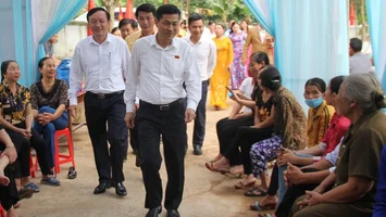Đại biểu Quốc hội Thái Văn Thành tiếp xúc cử tri và dự Ngày hội Đại đoàn kết ở huyện Nam Đàn