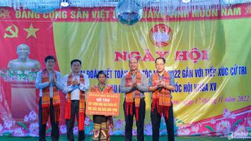 Nhiều phần quà trao cho dân bản Hoà Sơn bị thiệt hại do lũ trong Ngày hội Đại đoàn kết