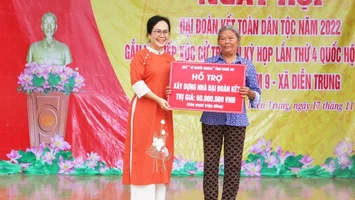 Đoàn đại biểu Quốc hội tiếp xúc cử tri và chung vui Ngày Đại đoàn kết ở huyện Diễn Châu