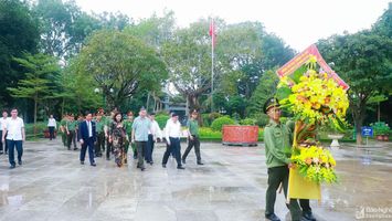 Bộ trưởng Bộ Công an Tô Lâm dâng hoa, dâng hương tưởng niệm Chủ tịch Hồ Chí Minh