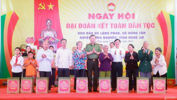 Đại tướng Tô Lâm và lãnh đạo tỉnh Nghệ An chung vui Ngày hội Đại đoàn kết toàn dân tộc tại làng Phan, Hưng Tân, huyện Hưng Nguyên