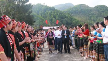 Đại biểu Quốc hội tiếp xúc cử tri và dự Ngày hội Đại đoàn kết tại huyện Quế Phong