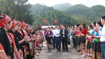 Đại biểu Quốc hội tiếp xúc cử tri và dự Ngày hội Đại đoàn kết tại huyện Quế Phong