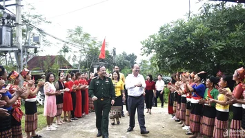 Đại biểu Quốc hội tiếp xúc cử tri và dự ngày hội Đại đoàn kết tại huyện Anh Sơn
