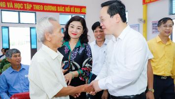 Chủ tịch UBND tỉnh Nguyễn Đức Trung chung vui ngày hội Đại đoàn kết với người dân xóm 8, xã Nam Anh (Nam Đàn)