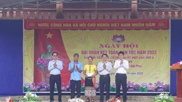 Đoàn Đại biểu Quốc hội tiếp xúc cử tri và dự Ngày hội Đại đoàn kết tại bản Phục (Con Cuông)