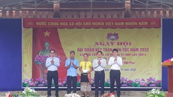 Đoàn Đại biểu Quốc hội tiếp xúc cử tri và dự Ngày hội Đại đoàn kết tại bản Phục (Con Cuông)