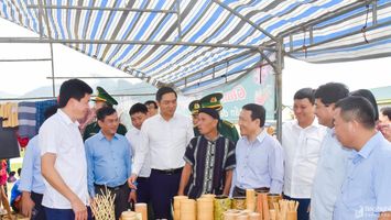 Đoàn công tác Ban Chỉ đạo Trung ương về tổng kết Nghị quyết 26 khảo sát tại khu vực biên giới ở Nghệ An