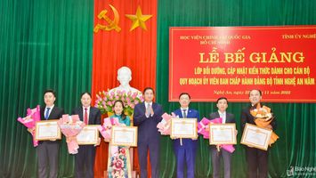 Bế giảng lớp bồi dưỡng kiến thức cho cán bộ quy hoạch Ủy viên Ban Chấp hành Đảng bộ tỉnh Nghệ An