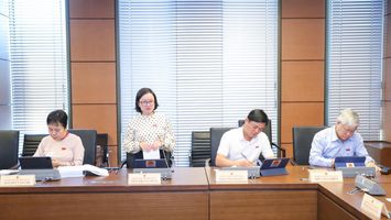 Hình ảnh Đoàn ĐBQH tỉnh Nghệ An tại phiên thảo luận Tổ về dự án Luật Đất đai (sửa đổi)
