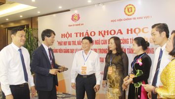 Phát huy vai trò đội ngũ làm công tác tuyên giáo và giảng viên lý luận chính trị trong bảo vệ nền tảng tư tưởng của Đảng