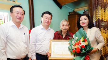 Chủ tịch UBND tỉnh trao tặng Huy hiệu 75 tuổi Đảng cho 4 đảng viên lão thành ở Nam Đàn