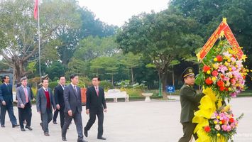 Trưởng ban Kinh tế Trung ương Trần Tuấn Anh dâng hoa, dâng hương tưởng niệm Chủ tịch Hồ Chí Minh
