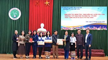 Ban Dân tộc HĐND tỉnh trao tặng quà cho Trường phổ thông DTNT số 2