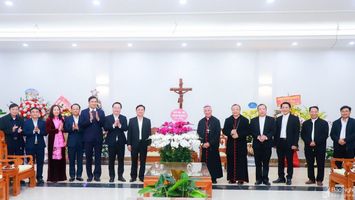 Lãnh đạo tỉnh Nghệ An chúc mừng Tòa Giám mục Giáo phận Vinh nhân dịp Giáng sinh