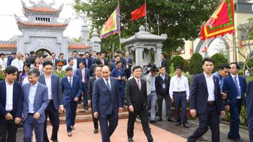 Chủ tịch nước Nguyễn Xuân Phúc dâng hương tưởng niệm Nữ sĩ Hồ Xuân Hương tại Nghệ An