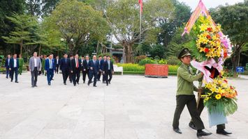 Đồng chí Nguyễn Xuân Phúc tưởng niệm Chủ tịch Hồ Chí Minh và các anh hùng liệt sĩ Truông Bồn