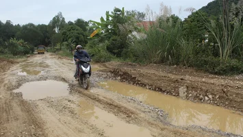 Đường liên xã Ngọc Sơn – Quỳnh Tân, huyện Quỳnh Lưu xuống cấp vì xe quá tải