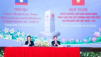 Tuyên truyền, phổ biến chính sách, pháp luật cho các trưởng bản tiêu biểu của 2 nước Việt Nam và Lào