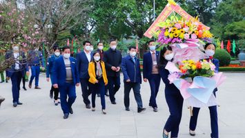 Chủ tịch Hội đồng dân tộc của Quốc hội dâng hương tại Khu di tích Kim Liên