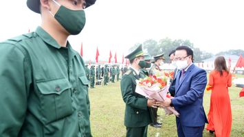 Phó Chủ tịch Thường trực HĐND tỉnh dự Lễ giao, nhận quân năm 2022 tại Tân Kỳ