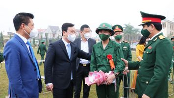 Chủ tịch UBND tỉnh dự lễ giao, nhận quân tại thị xã Hoàng Mai