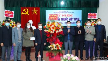 Phó Bí thư Thường trực Tỉnh ủy Nguyễn Văn Thông chúc mừng Ngày Thầy thuốc Việt Nam tại một số đơn vị